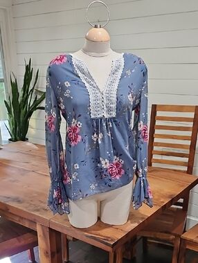 White House Black Market Bell Sleeve Blouse Floral Sz 2 Like New